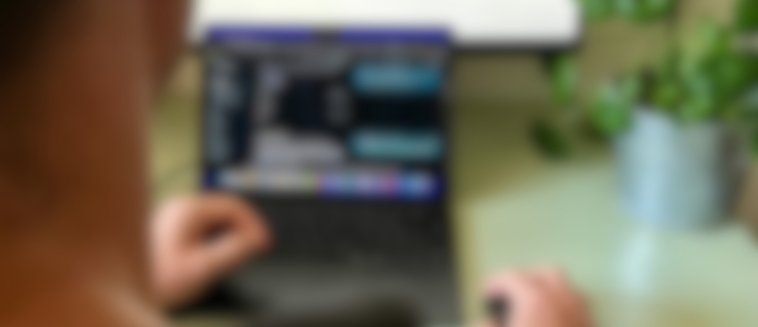 Blurred bild von Person mit Laptop