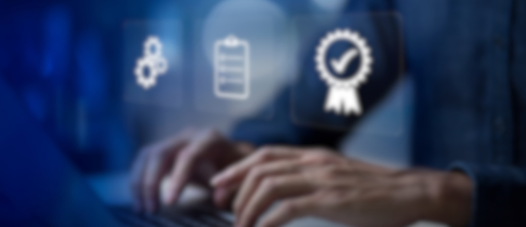 Person sitzt for Laptop mit Icons über seinen Händen