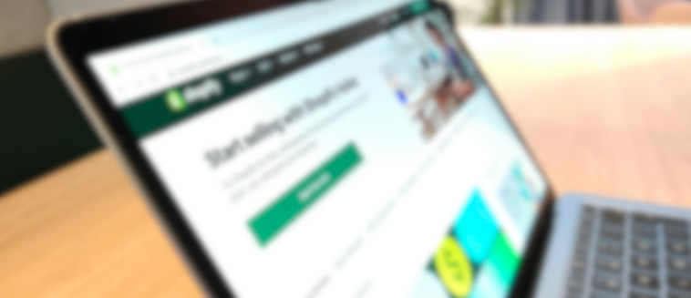 laptop mit shopify webseite